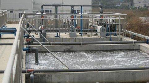 水處理工程怎么解決泡沫難題？污水處理消泡劑給你個(gè)簡單的方案