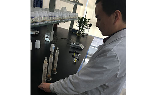 中聯邦實驗室羅工在做消泡劑對比分析